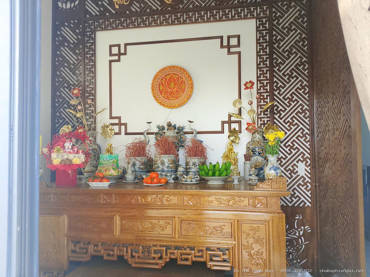 Bàn thờ chạm sen gỗ sồi kiểu mới Bts 071 - Kho bàn thờ hiện đại